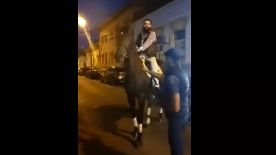 Un membru al unui clan de mafioti a sfidat politia si sa plimbat pe cal in fata IPJ Mures Video