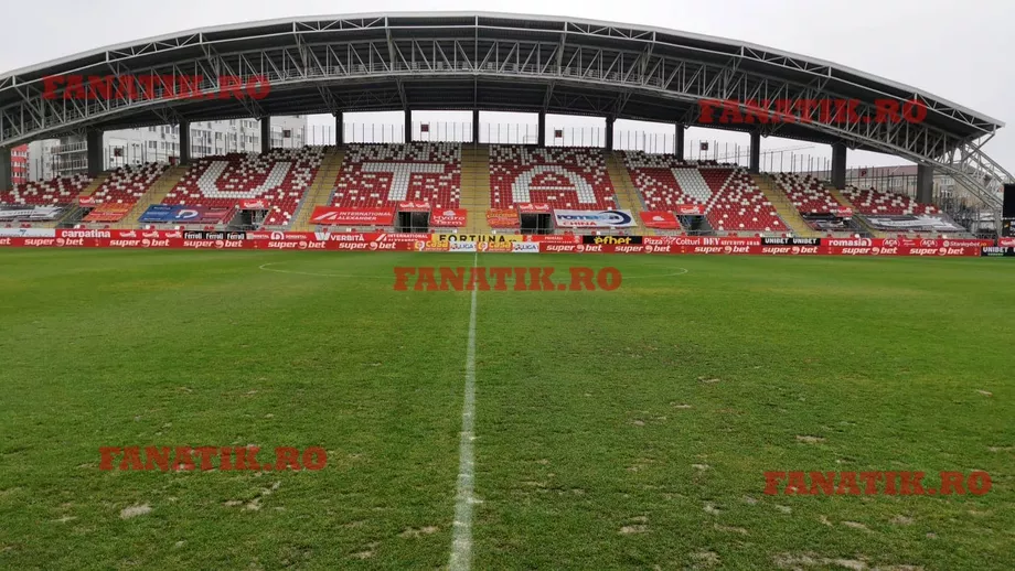 UTA  Dinamo se joaca pe un teren imposibil Cum arata gazonul din Arad Foto exclusiv