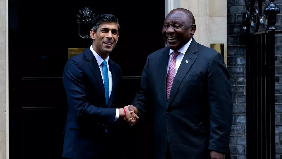Presedintele Africii de Sud acuzat ca a furat 500000 de dolari Ia ascuns intro canapea