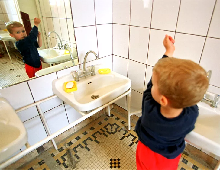 Copiii de la o creșă din Năvodari, obligați să se spele cu apă din WC