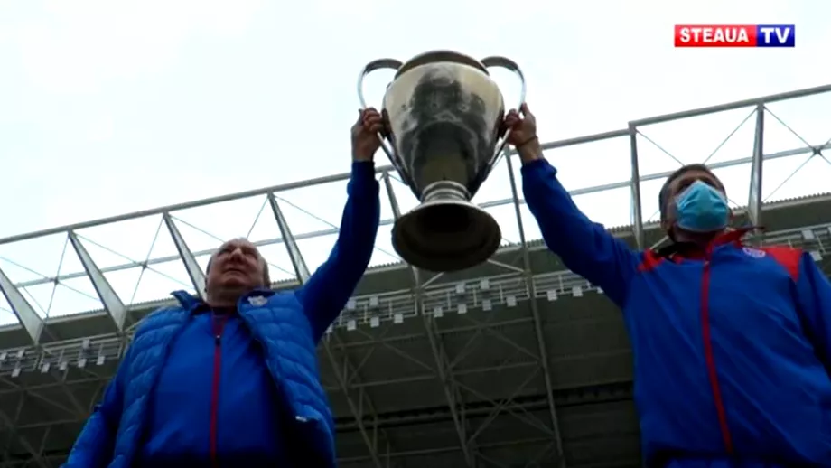 Cupa Campionilor Europeni a revenit in Ghencea Doi dintre eroii de la Sevilla au ridicat trofeul