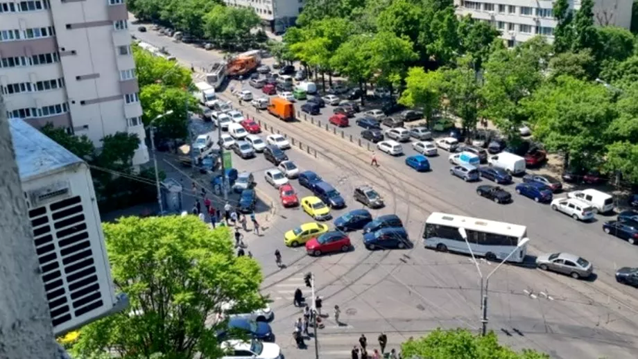 Accident in Capitala Un tramvai a iesit de pe sine si a intrat pe carosabil Trafic blocat spre Piata Obor