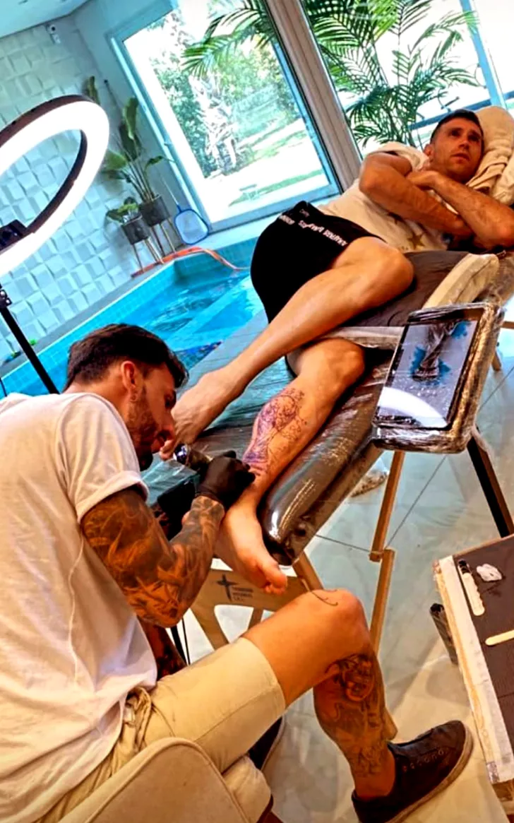 Emiliano Martinez și-a tatuat trofeul Cupei Mondiale pe piciorul stâng. Sursă foto: captură Instagram - @mandinha_martinez.