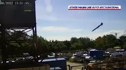 Momentul în care racheta lansată de ruși lovește spațiul comercial ucrainean | VIDEO