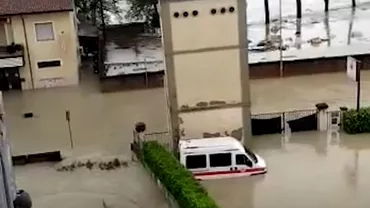 Inundatii catastrofale in Italia Mai multe orase sunt sub ape de disperare oamenii sau urcat pe acoperisuri Video