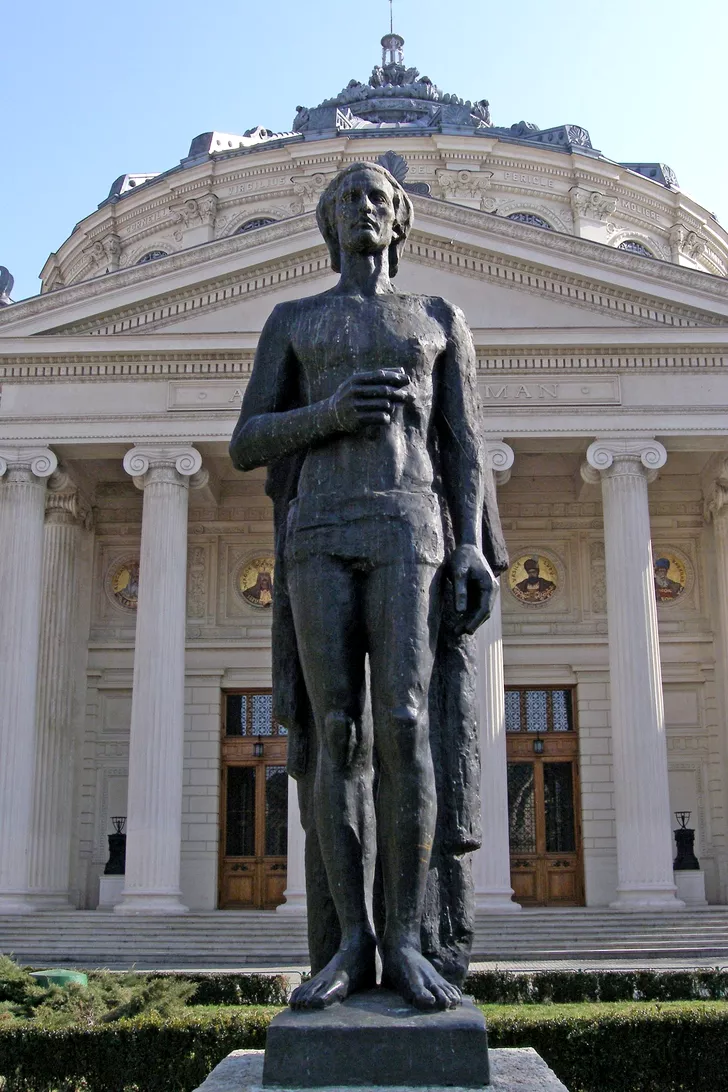 Statuie Eminescu Ateneu