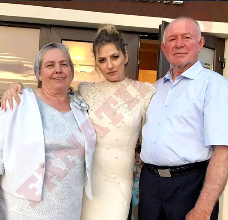 Lidia Buble alături de părinții ei Sursă foto: Arhivă personală