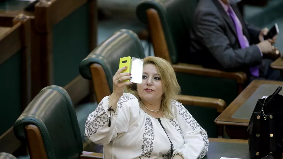 Diana Sosoaca fara masca la Senat Am venit in groapa cu hiene Reactia premierului Nicolae Ciuca