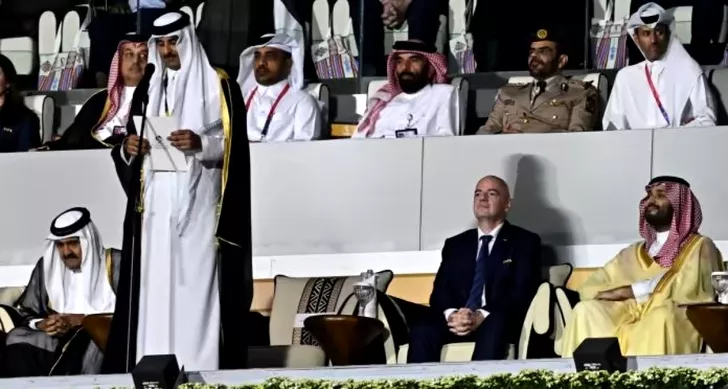 Mohammed bin Salman, în dreapta, lângă Gianni Infantino , la deschiderea Mondialului din Qatar