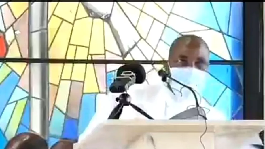 Un preot a cazut din senin chiar in timpul slujbei Ce a provocat nefericitul incident Video
