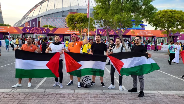 Suporterii palestinieni ţinând steagul. Sursa: Fanatik