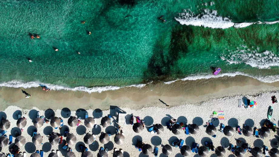 Turista revoltata de gestul unor romani pe o plaja din Grecia Invatati ceva daca tot ati iesit din tara