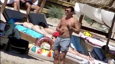 Postura de necrezut in care a fost surprins Cristi Borcea pe plaja la Olimp Ce a putut sa faca de fata cu zeci de oameni Toti au ramas muti  Video