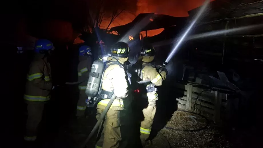 Incendiu puternic in Militari Pompierii intervin cu 10 autospeciale