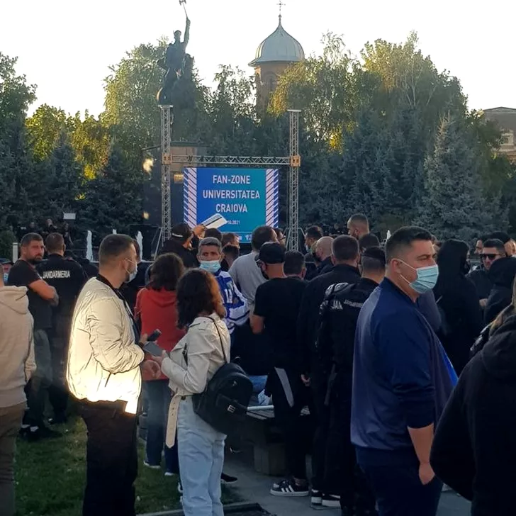 Fanii pot vedea meciul pe ecranele instalate in Piata Mihai Viteazu