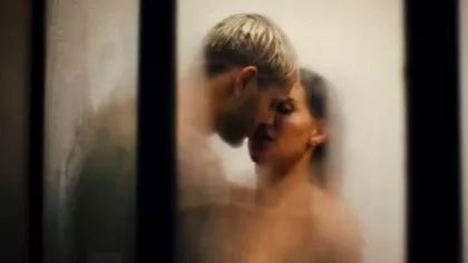 FOTO Un fotbalist celebru și soția lui s-au lăsat filmați în duș. Imaginile...