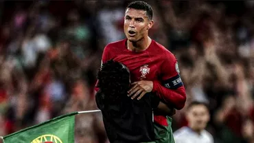 Imagini incredibile la meciul Portugaliei Cum a reactionat Cristiano Ronaldo cand un suporter a patruns pe gazon a ingenuncheat si la ridicat in brate Video
