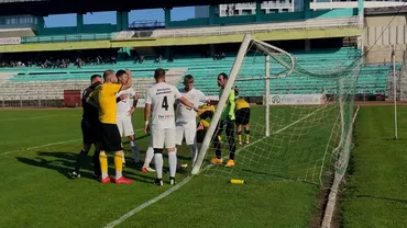 Imagini comice la un meci din Cupa Romaniei Partida a fost oprita dupa ce un jucator a rupt la propriu poarta Video
