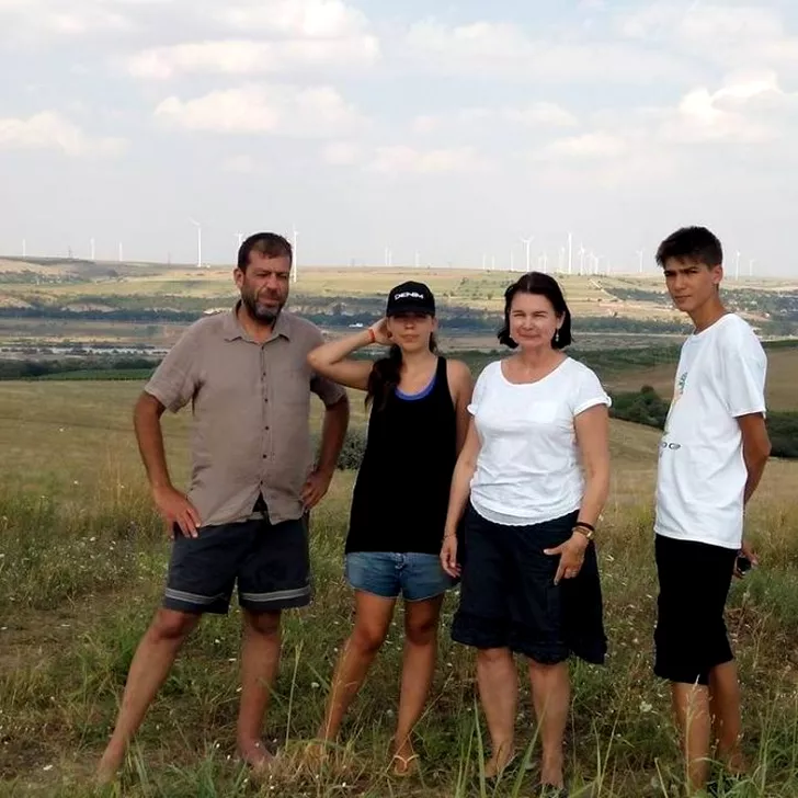 Adrian Pleșca, alături de soția sa, Cristina și de cei doi copii ai lor, Tudor și Livia (sursa www.facebook.com)