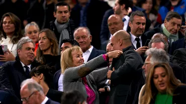 Pep Guardiola prezent pe Camp Nou la derbyul Barcelona  Real Madrid De cine a fost insotit pe stadion