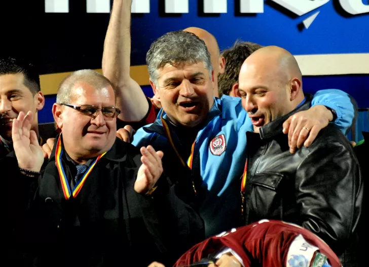 Arpad Paszkany nu mai e patron la CFR Cluj. Fostul patron al campioanei, alături de Ioan Andone şi Iuliu Mureşan, sărbătorind câştigarea Cupei României în 2008