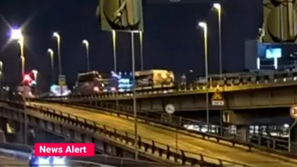 VIDEO Momentul în care autocarul cu zeci de oameni cade de pe podul...
