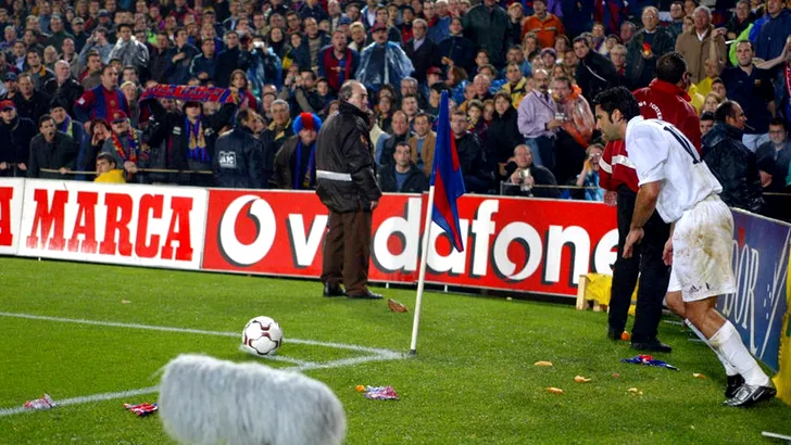 Fanii Barcelonei au aruncat în Luis Figo cu un cap de porc. MOmentul s-a petrecut la un corner, în dreptul tribuneo ocupate de fanii catalani