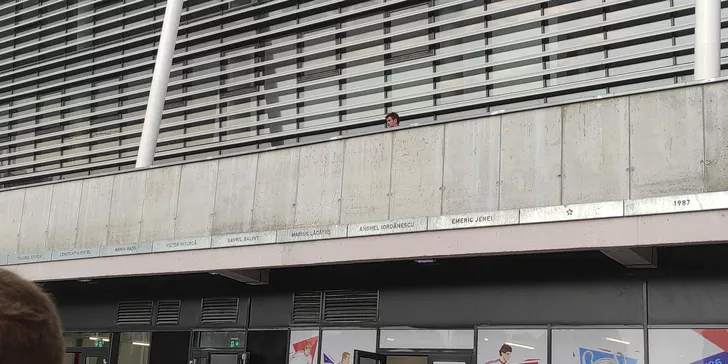 Frontispiciul dedicat fostelor mari glorii ale Stelei de la tribuna oficială a stadionului Ghencea