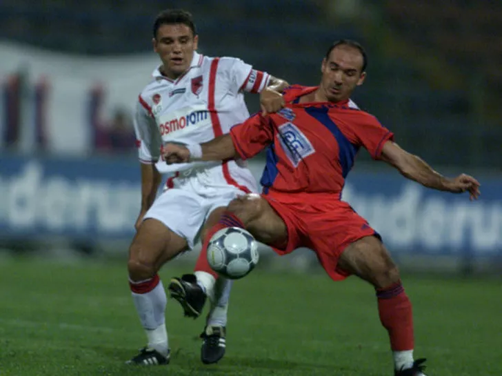 Ion Vlădoiu într-un duel pentru balon cu Gheorghe Mihali într-un meci Steaua - Dinamo