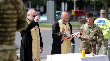 Preotii militari cel mai bine platiti clerici din Romania Sacerdotii in uniforma pornesc de la gradul de maior