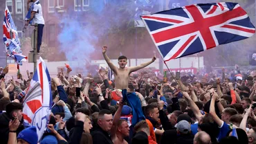 Show facut de fanii lui Rangers inaintea meciului cu Liverpool Suporterii au aprins torte si fumigene in oras Video