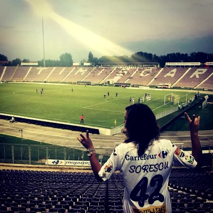 Cum arată iubita lui Deian Sorescu. Iubita fotbalistului de la FC Dinamo Bucureşti îi poartă tricoul de pe vremea când juca la ASU Poli Timişoara