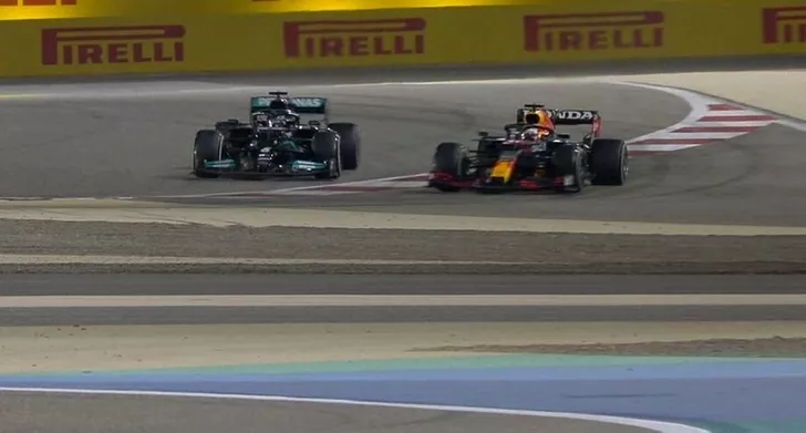 Max Verstappen și Lewis Hamilton în Bahrain