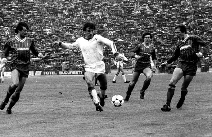 „Oneață” Augustin în returul semifinalei CCE jucate de Dinamo în 1984 cu Liverpool, pe un stadion „23 August” arhiplin, deși toată ziua a plouat moconește