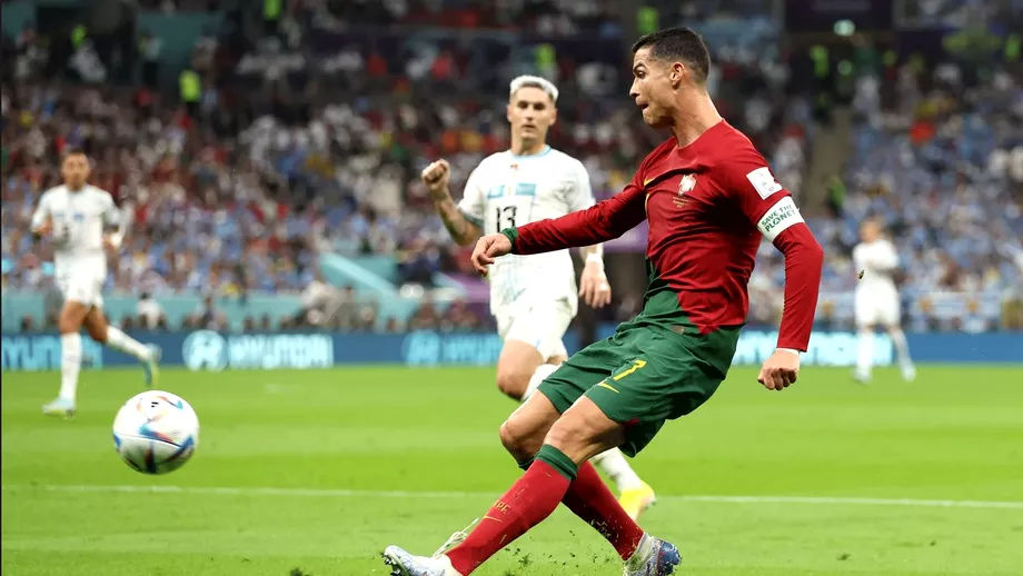 Cristiano Ronaldo urmarit la fiecare miscare de reporterul Fanatik in meciul Portugalia  Uruguay Gesturile neobisnuite care nu se vad la tv