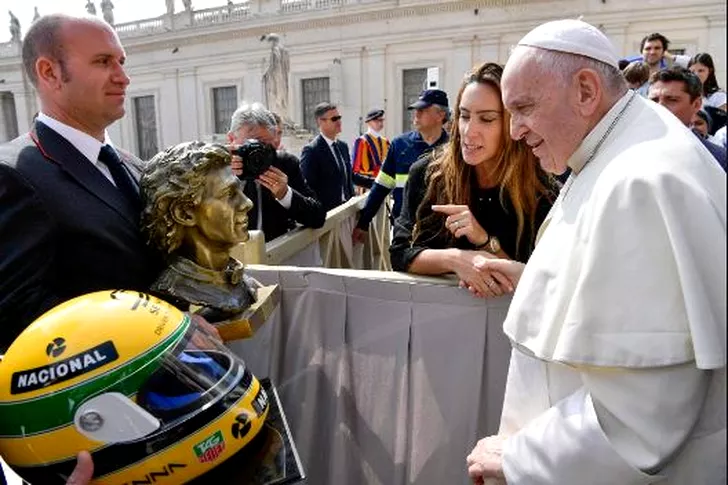 Papa Francisc a primit la Vatican din partea urmașilor lui Ayrton Senna un bust și o cască ale fostului campion mondial de Formula 1, pe care a promis că le va păstra în Muzeul Vaticanului. Sursa foto: libertatea.ro