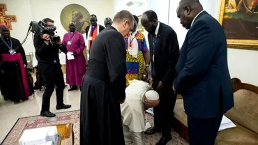 Gest fara precedent in istoria Bisericii Papa Francisc sa asezat in genunchi si ia pupat pantofii unui presedinte de stat