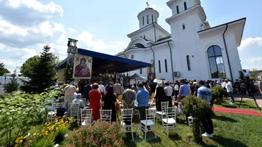 Zeci de credinciosi au lesinat in timp ce priveau din multime cum Patriarhul Daniel sfinteste biserica din Bucov