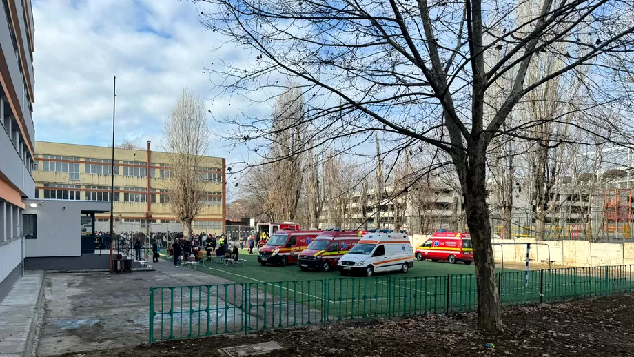 Liceu din Capitala evacuat de urgenta Tatal elevului care a folosit sprayul lacrimogen spune ca fiul sau a fost agresat Update