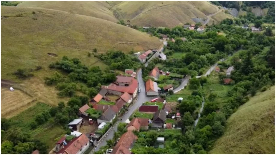 Satul din Romania care arata exact ca in filmele cu Harry Potter Asezarea e spectaculoasa si se spune ca aici nu se fura niciodata