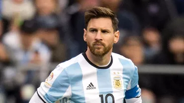 I-au rupt picioarele lui Messi! Ce a păţit statuia starului argentinian