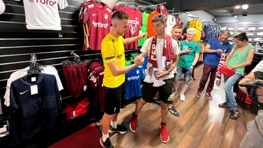 Campioni cu CFR Cluj Andrei Burca si Adi Paun au vandut abonamente cu autograf Ce surpriza leau pregatit fanilor Foto