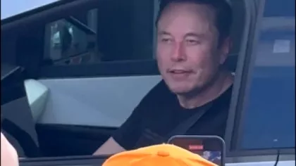 Toți s-au dus ”glonț” la el: Elon Musk și-a făcut apariția într-o mașină...