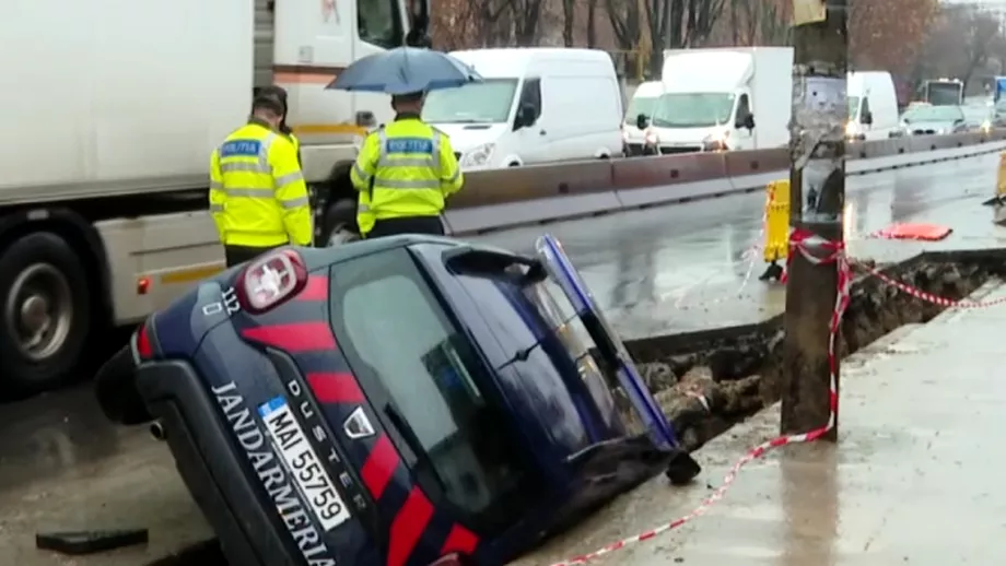 O mașină a Jandarmeriei a căzut într-o groapă de pe Șoseaua Fundeni. Lucrările la carosabil, semnalizate parțial