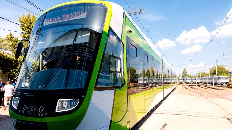Tramvaiele noi din Bucuresti produse la Arad sunt mai lungi decat peroanele Cand vor putea prelua pasageri