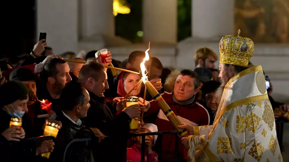 Cum ajunge de fapt Lumina Sfanta din Ierusalim in fiecare biserica din Romania
