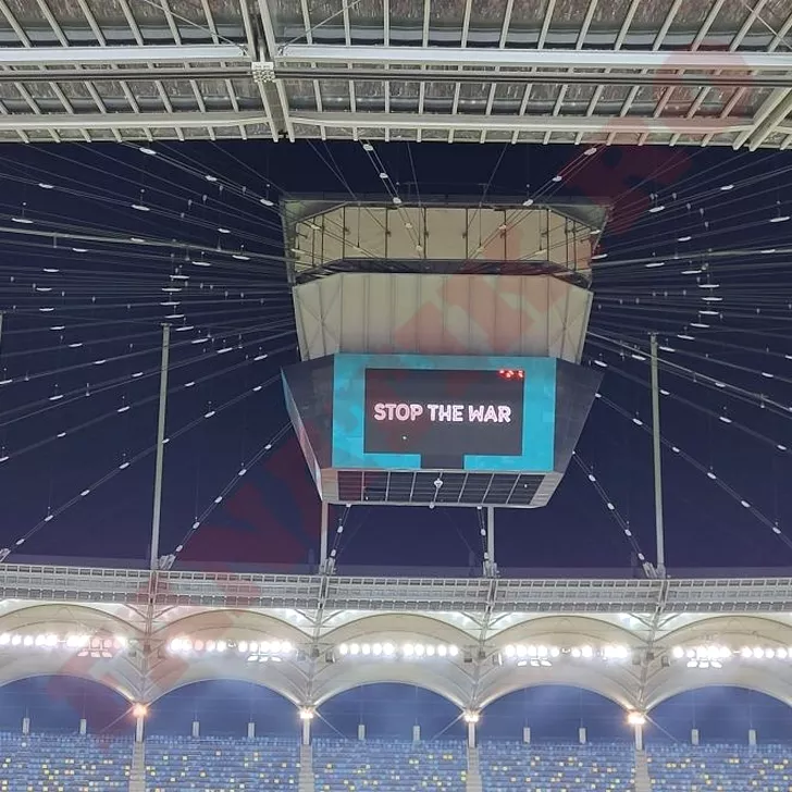 Mesaj împotriva războiului din Ucraina afișat pe tabela de marcaj de pe Arena Națională