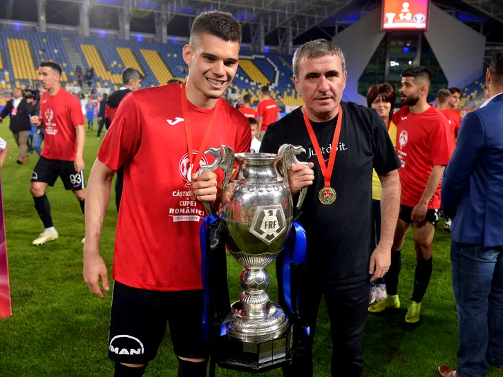 Gică Hagi şi Ianis Hagi, după ce au câştigat Cupa României