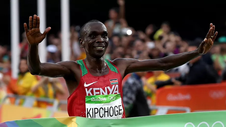 Povestea emotionanta a lui Eliud Kipchoge atletul care a alergat maratonul in mai putin de doua ore Sia vazut tatal doar in fotografii si alerga 2 mile pentru a ajunge la scoala