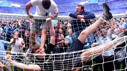 Așa arată fericirea! Fanii lui Manchester City au invadat terenul după un nou...